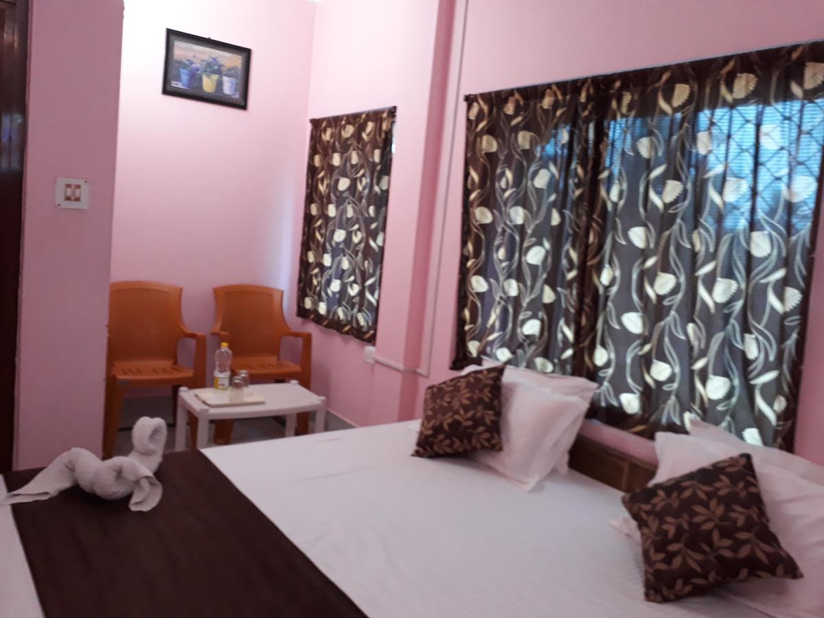 Hotel Gunjan Puri Esterno foto