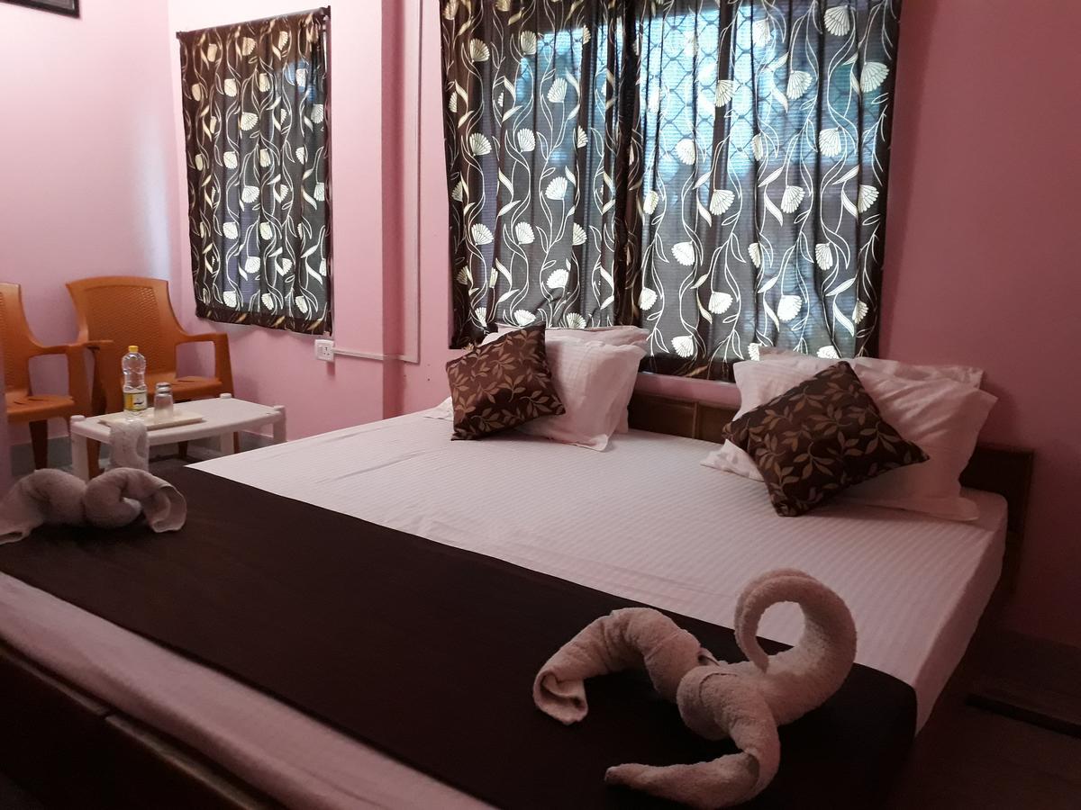 Hotel Gunjan Puri Esterno foto