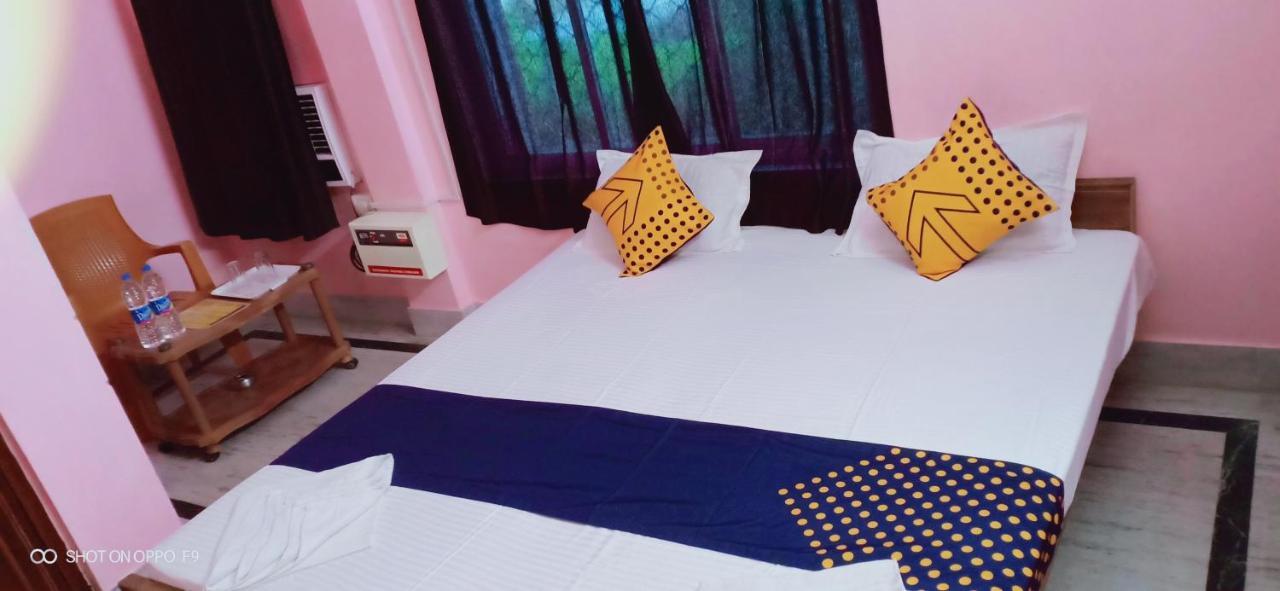 Hotel Gunjan Puri Esterno foto