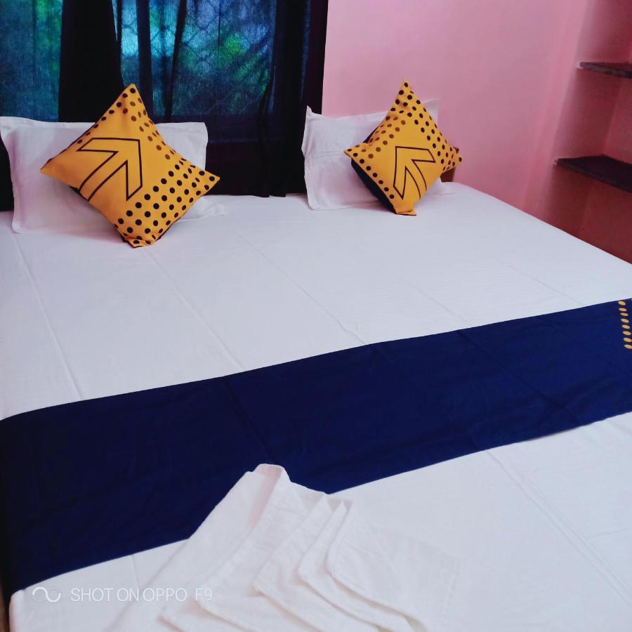 Hotel Gunjan Puri Esterno foto