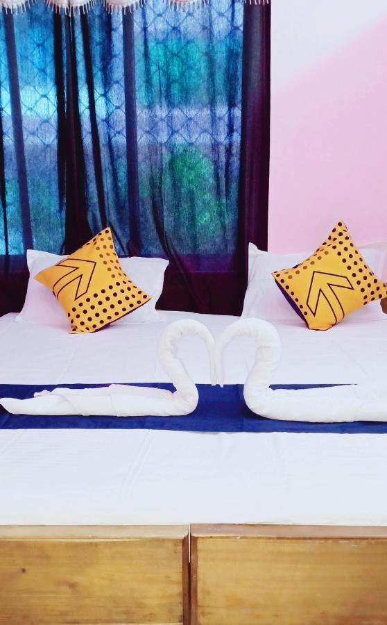Hotel Gunjan Puri Esterno foto
