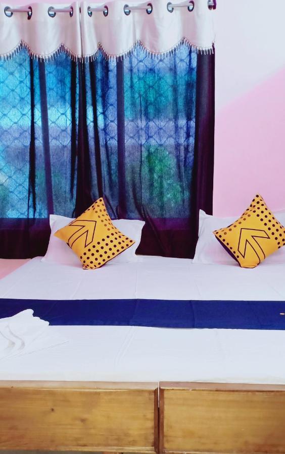Hotel Gunjan Puri Esterno foto