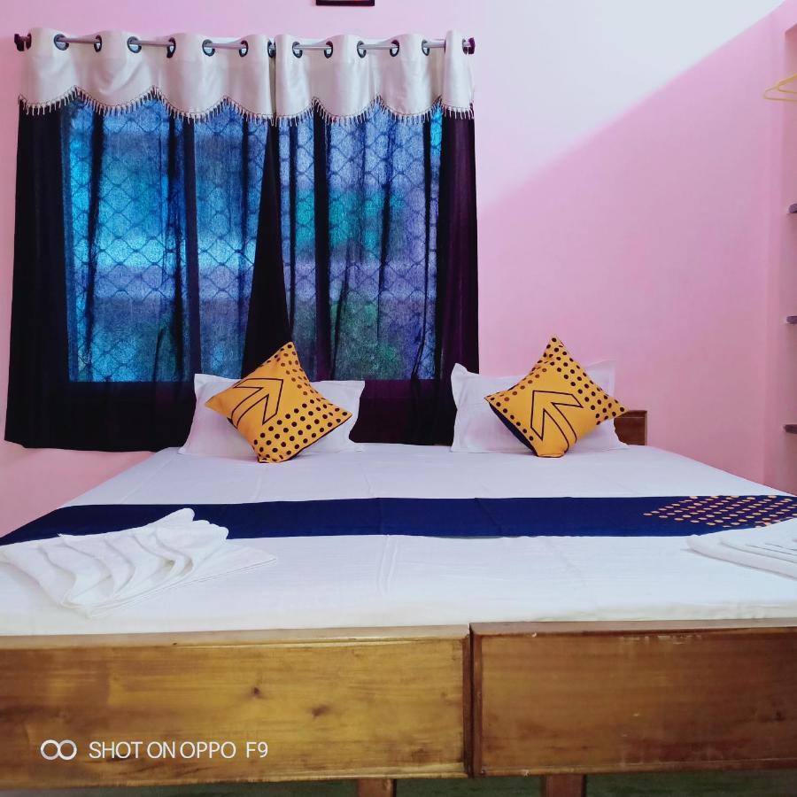 Hotel Gunjan Puri Esterno foto