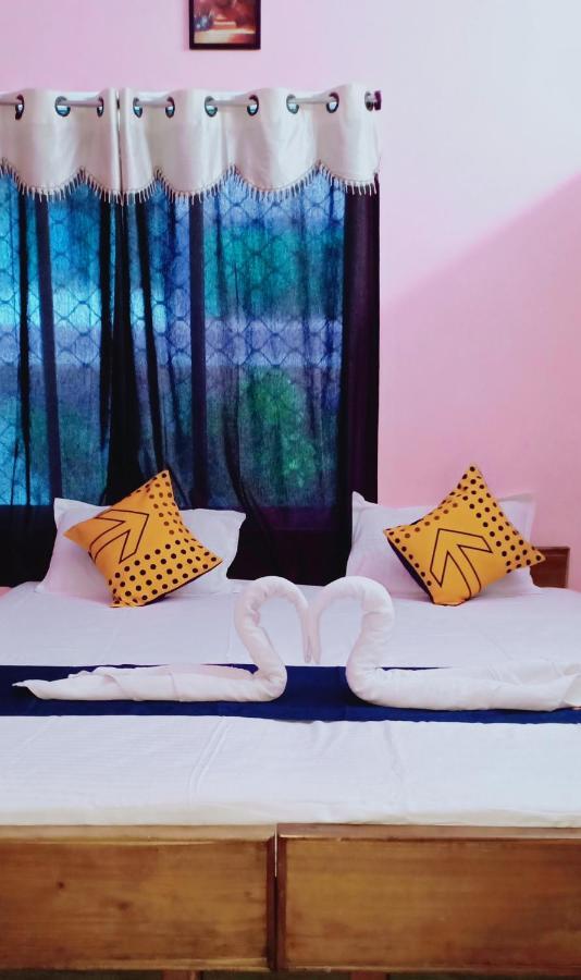 Hotel Gunjan Puri Esterno foto