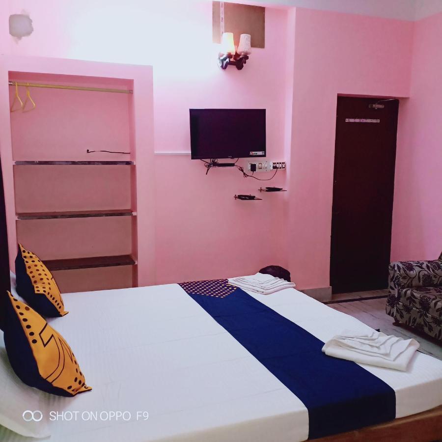 Hotel Gunjan Puri Esterno foto