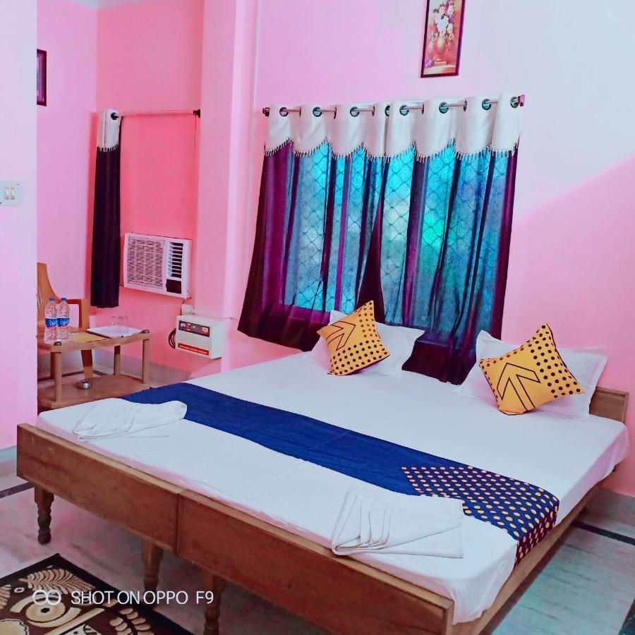 Hotel Gunjan Puri Esterno foto