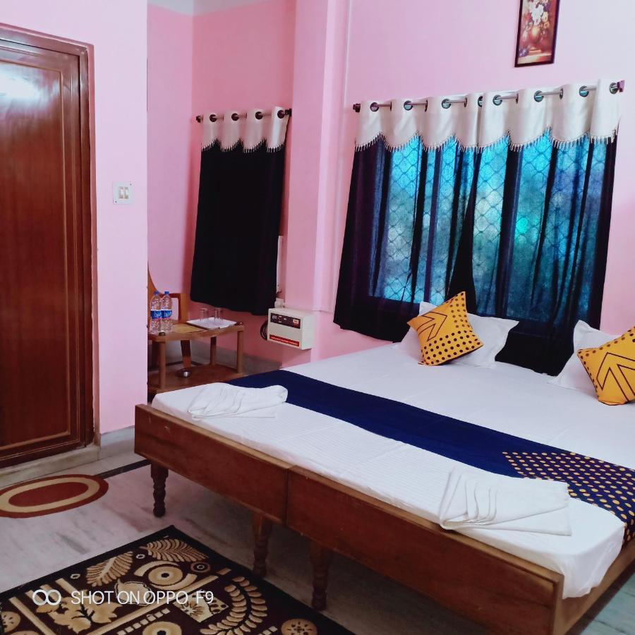 Hotel Gunjan Puri Esterno foto